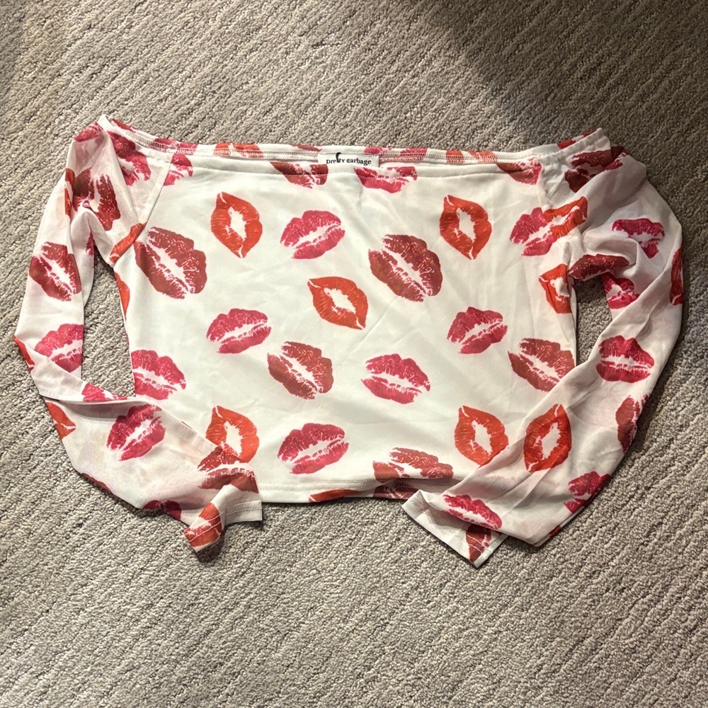 Off-Shoulder Lip Print Crop Top - White with Pink & Red Lips